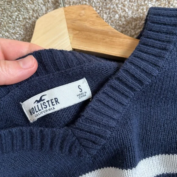 Hollister Size Small Navy Blue Cropped Long-Sleeve Striped V-Neck Sweater - Picture 6 of 7